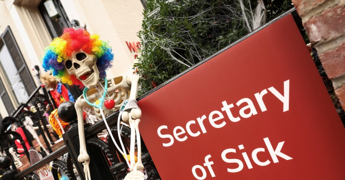 米首都のハロウィーンは政治風刺、骸骨人形が「ワクチン打てばよかった」 | ロイター