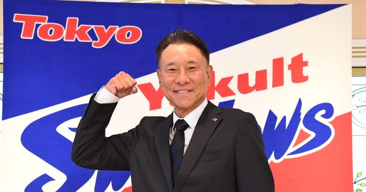 ヤクルト・池山隆寛新監督が就任会見　就任要請受け「即決でした」　巻き返しへ「上を向くしかない。ヤクルト球団に恩返しをする番」 - サンスポ