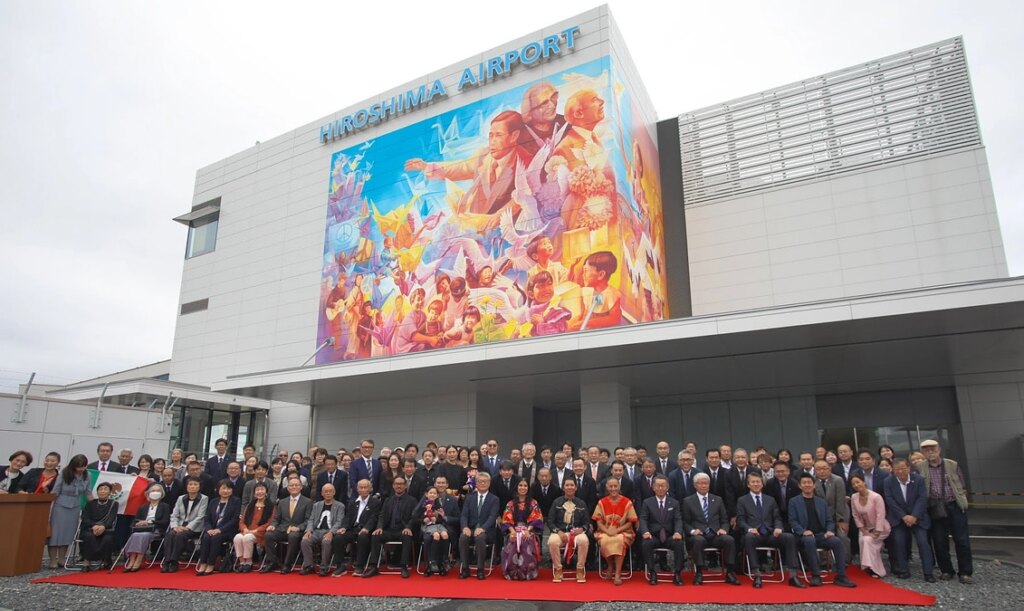 完成披露式典 大成功のご報告! 「核のない世界へ 広島メキシコ友好壁画」 2025/10/23 | 広島空港に壁画!「核なき世界へ 広島メキシコ友好壁画」制作支援を!(グティエレス実 完成披露式典 大成功のご報告! 「核のない世界へ 広島メキシコ友好壁画」 2025/10/23 | 広島空港に壁画!「核なき世界へ 広島メキシコ友好壁画」制作支援を!(グティエレス実