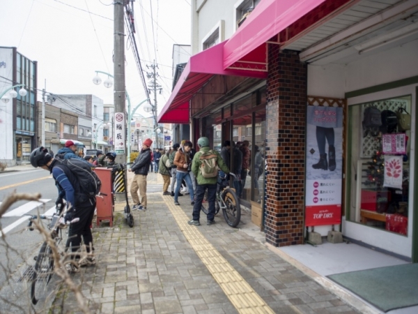 日常的な下辰野商店街の様子。ただ、こうした状況は地方ならどこにでもある風景だ(筆者撮影)