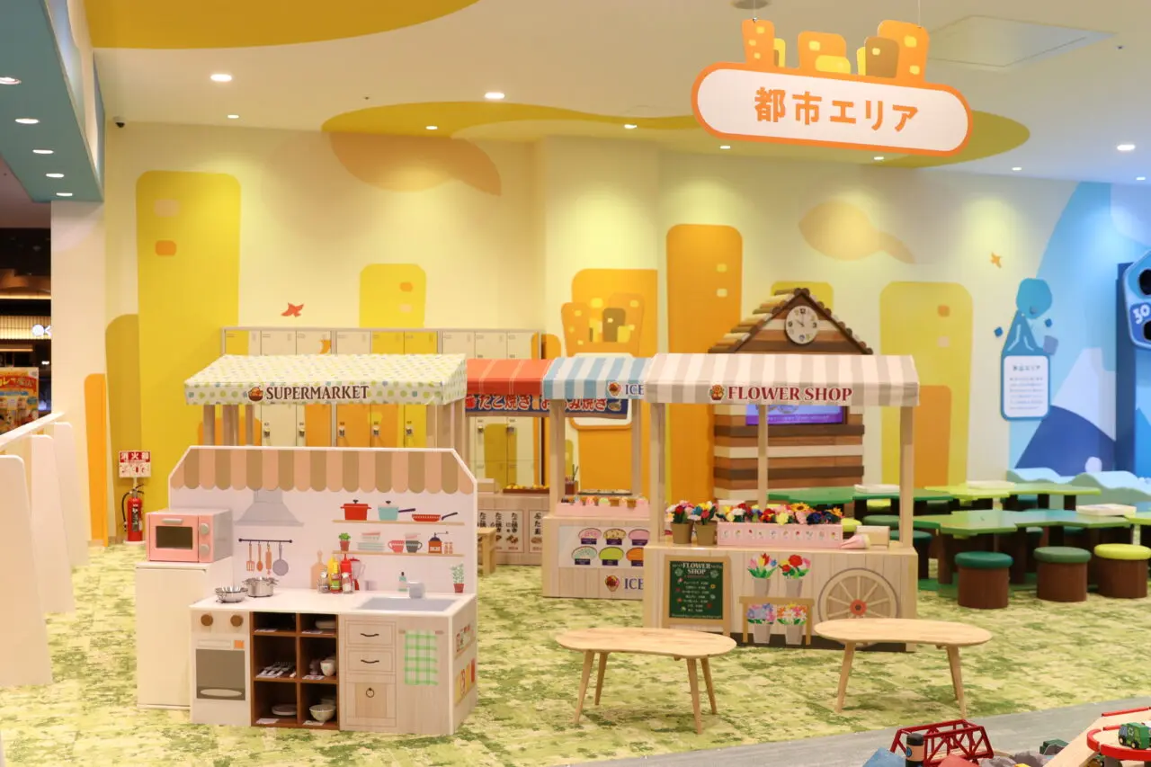 屋内型こどもの遊び場「ちきゅうのにわ」都市エリア。画像提供：「関係者」様