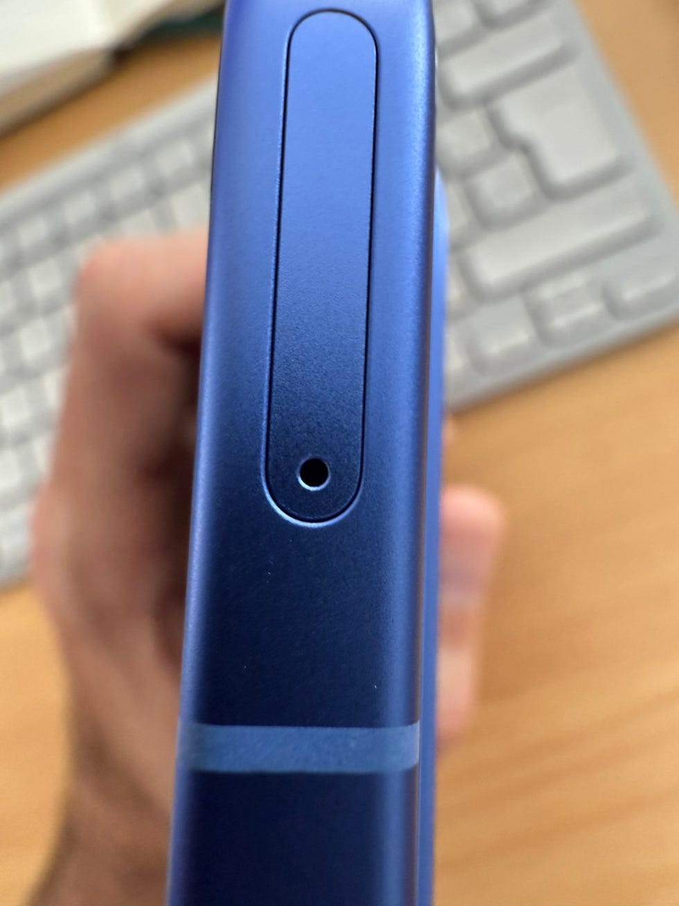 物理SIMカードトレイは、Pixel 10とPixel 10 Proの上部に配置されている。 物理simカードトレイは、pixel 10とpixel 10 proの上部に配置されている。