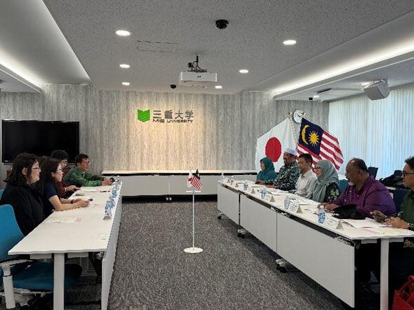 タチ大学からの表敬訪問の様子