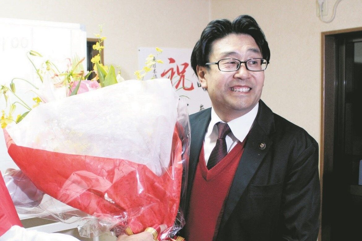 越谷市長選挙 福田晃さんが再選「住んで良かったと思える街に」 高市首相側近の支援受けた対抗馬を退ける – 東京新聞デジタル 再選を決め、花束を受け取る福田晃さん=埼玉県越谷市で