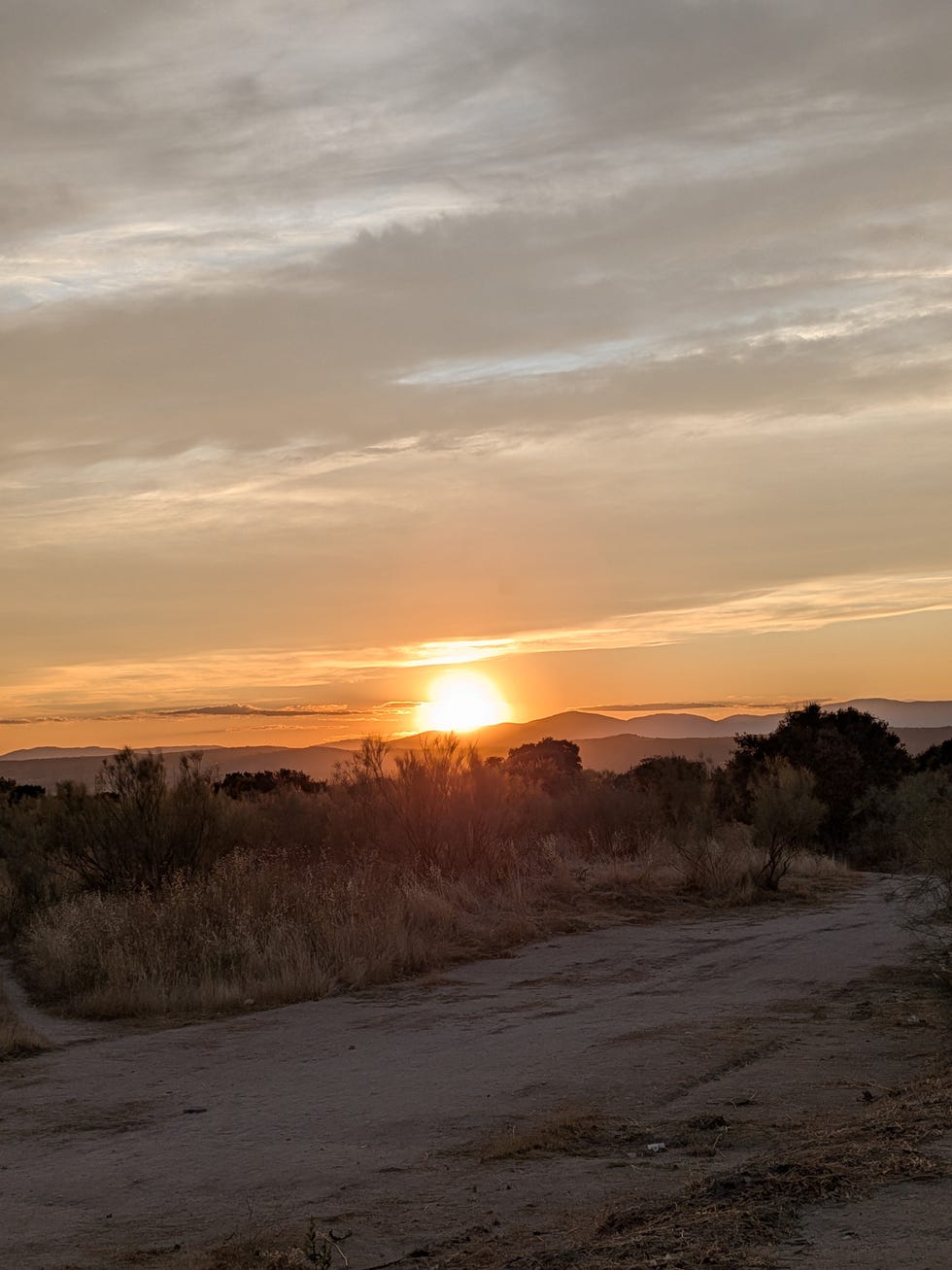 foto google pixel 10 atardecer capturado con un teléfono móvil google pixel 10, con las montañas al fondo y el sol poniéndose tras ellas