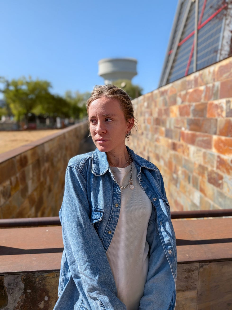 foto google pixel 10 retrato de una mujer joven con una chaqueta vaquera realizado con un teléfono móvil google pixel 10