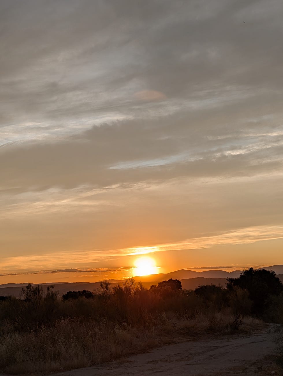 foto google pixel 10 pro atardecer capturado con un teléfono móvil google pixel 10 pro, con las montañas al fondo y el sol poniéndose tras ellas