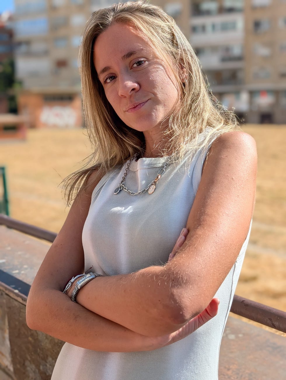 foto realizada con el Google Pixel 10 Pro sin asistente. foto de una mujer joven con un vestido blanco realizada con el google pixel 10 pro con asistente