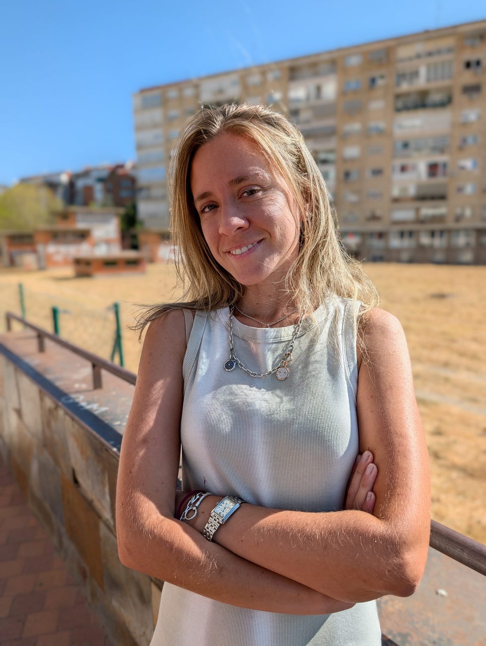 foto realizada con el Google Pixel 10 Pro sin asistente. foto de una mujer joven realizada con el google pixel 10 pro sin asistente.