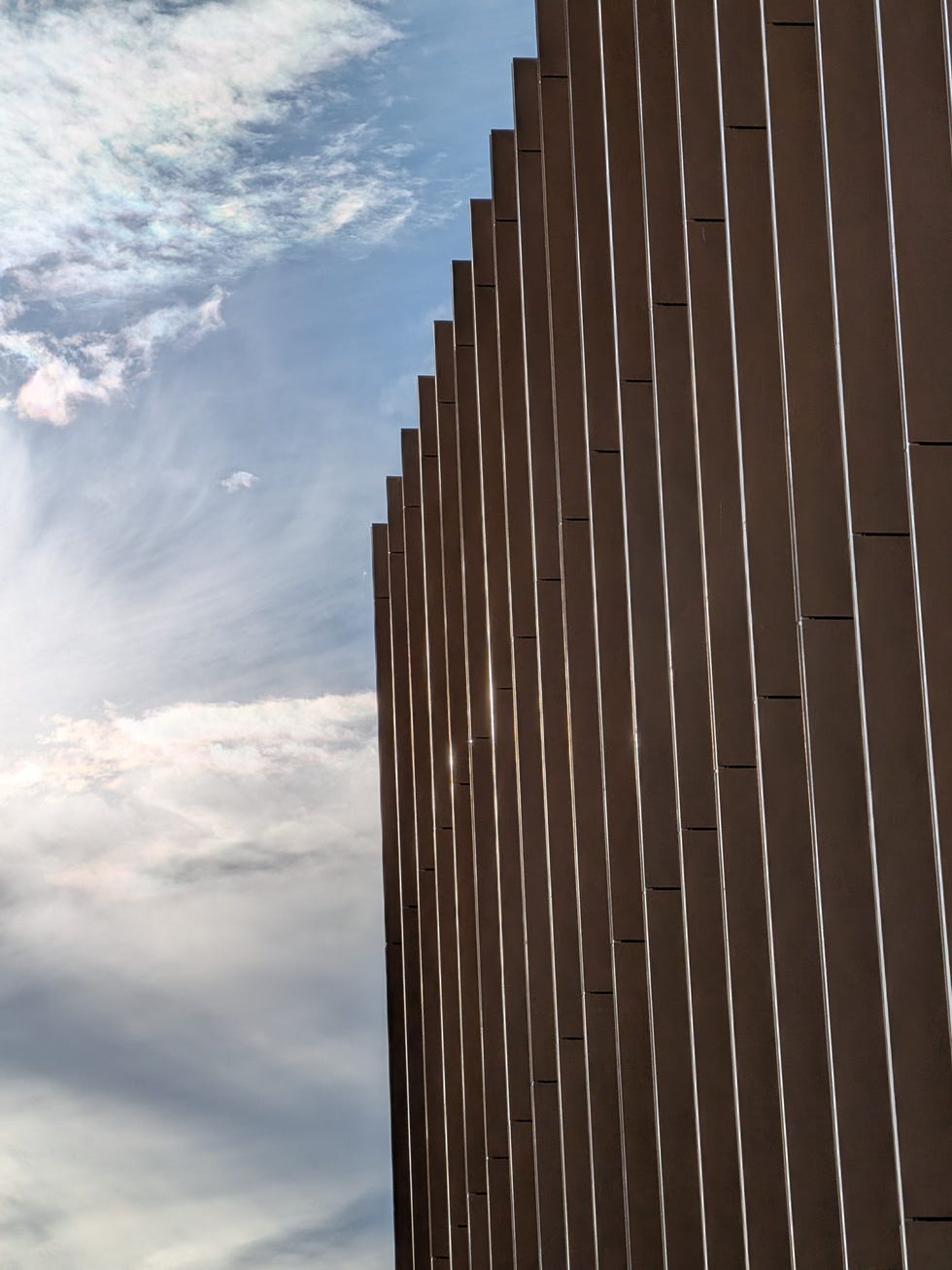 foto google pixel 10 imagen del lateral del nuevo centro de cultura de las rozas de madrid realizada con un teléfono móvil google pixel 10