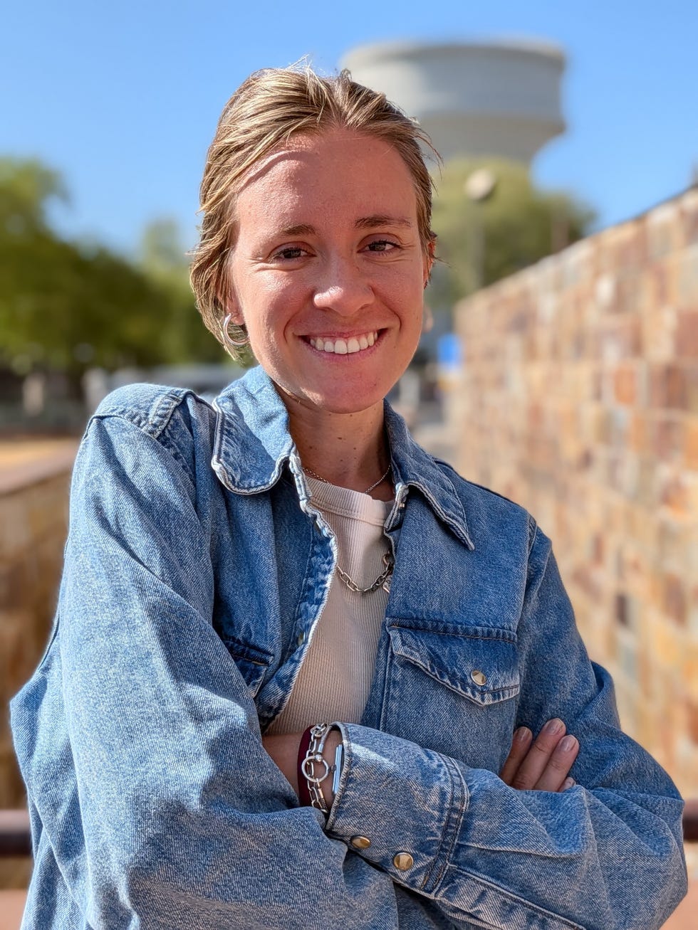 foto retrato pixel 10 con asistente de fotografía retrato de una mujer joven con una chaqueta vaquera realizado con un teléfono móvil pixel 10