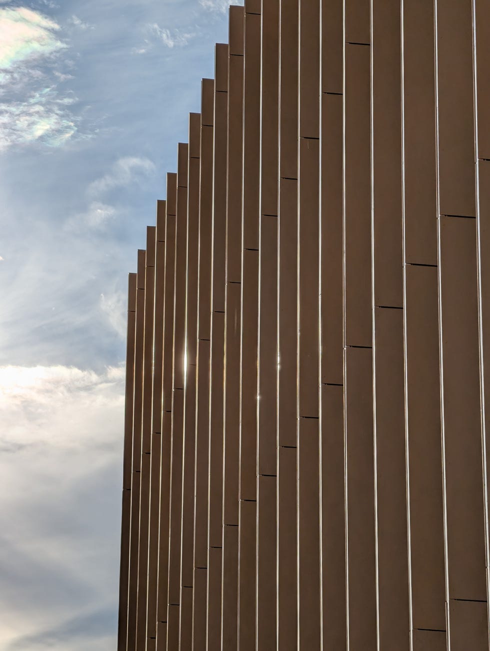 foto google pixel 10 pro imagen del lateral del edificio del nuevo centro de cultura de las rozas de madrid realizada con un teléfono móvil google pixel 10 pro
