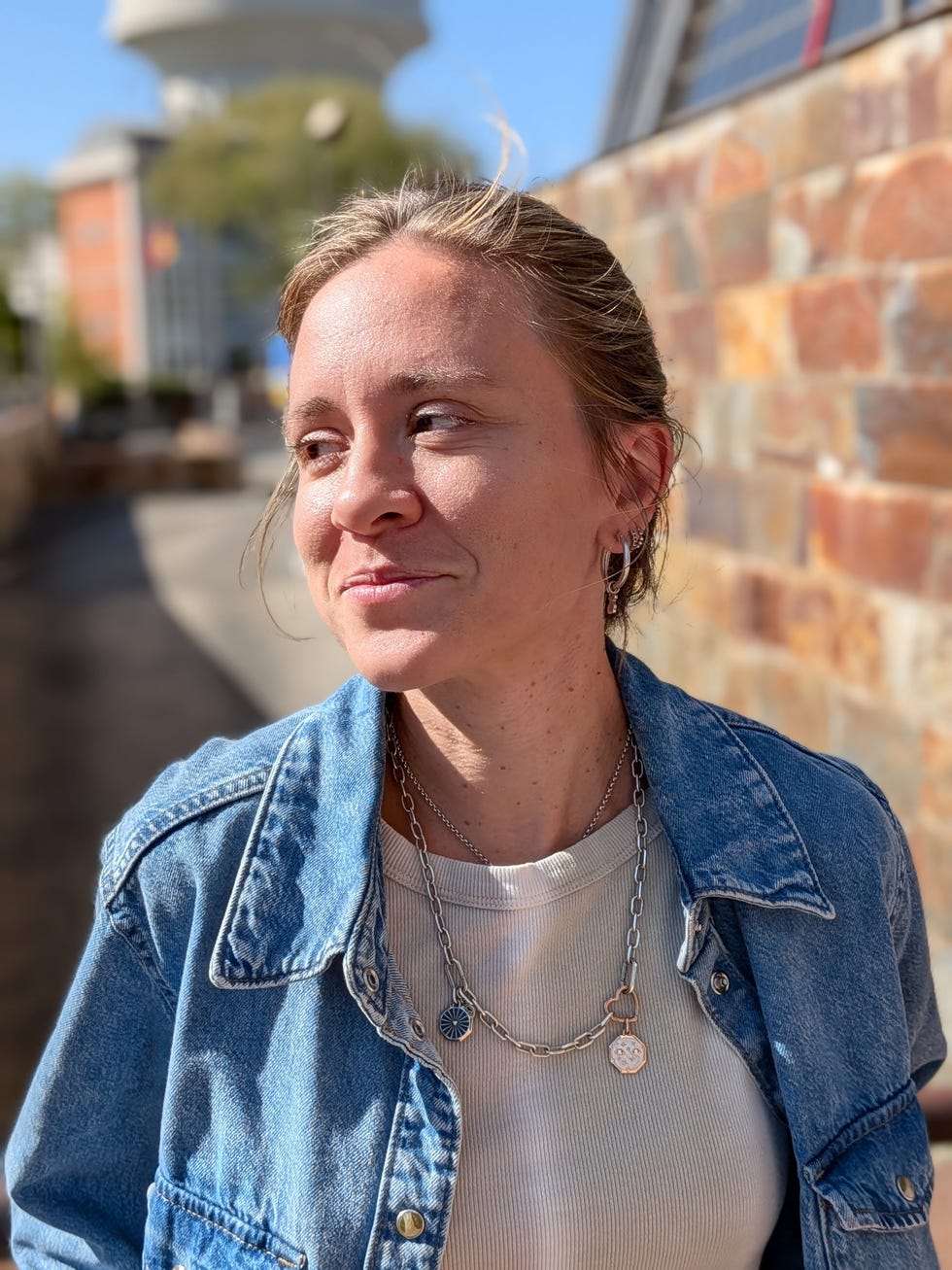 foto pixel 10 sin asistente retrato de una mujer joven con una chaqueta vaquera realizado con un teléfono móvil pixel 10.