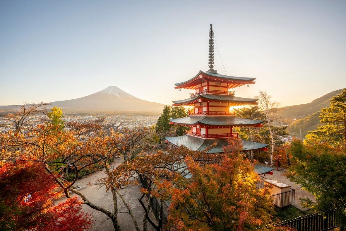 日本は３位にランクを下げた。写真は富士吉田市から眺める富士山/Witthaya Prasongsin/Moment RF/Getty Images