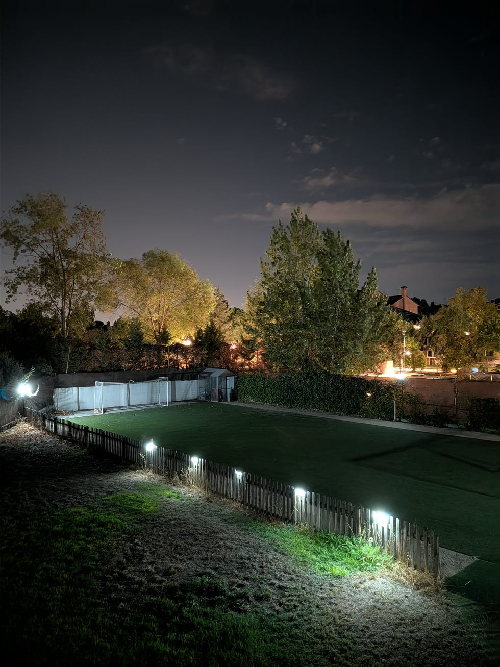 foto google pixel 10 imagen nocturna de un jardín realizada con un teléfono móvil google pixel 10