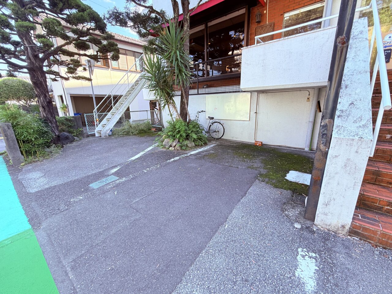 2025年10月4日にオープンしたミステリー小説が並ぶ「ブックカフェ ひいろ書店」の外観