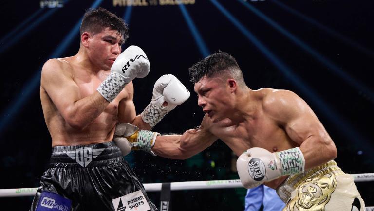 クルス（右）がＷＢＣ・Ｓ・ライト級暫定王者に就いたオマール・サルシド戦（写真：Esther Lin / PBC）