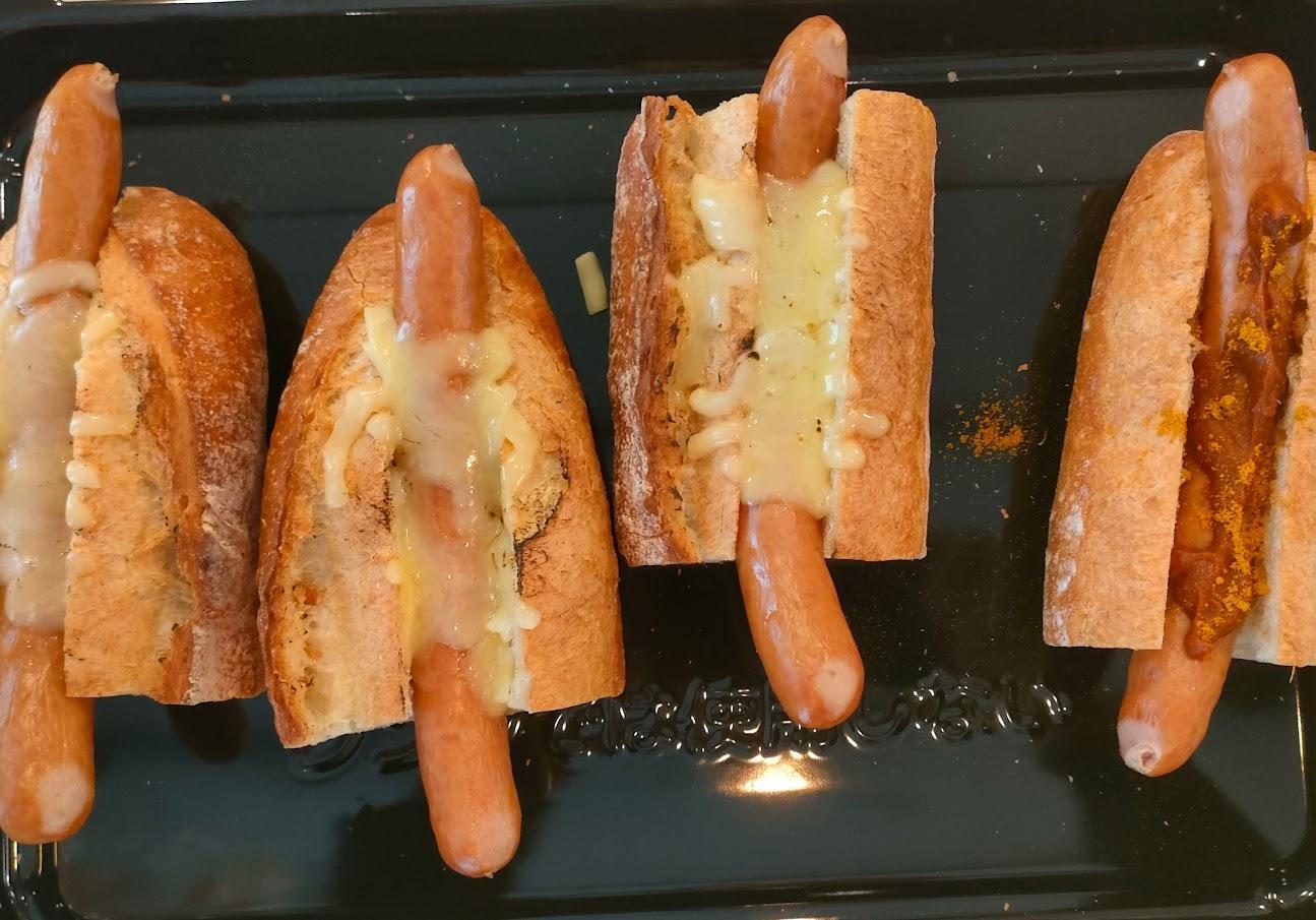 「カリーブルスト ホットドッグ」と「チーズホットドッグ」