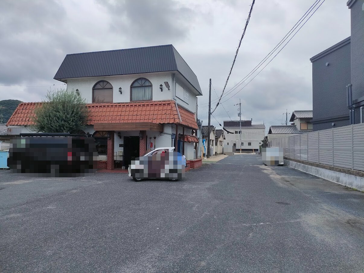 店舗はこの建物の裏にあります。