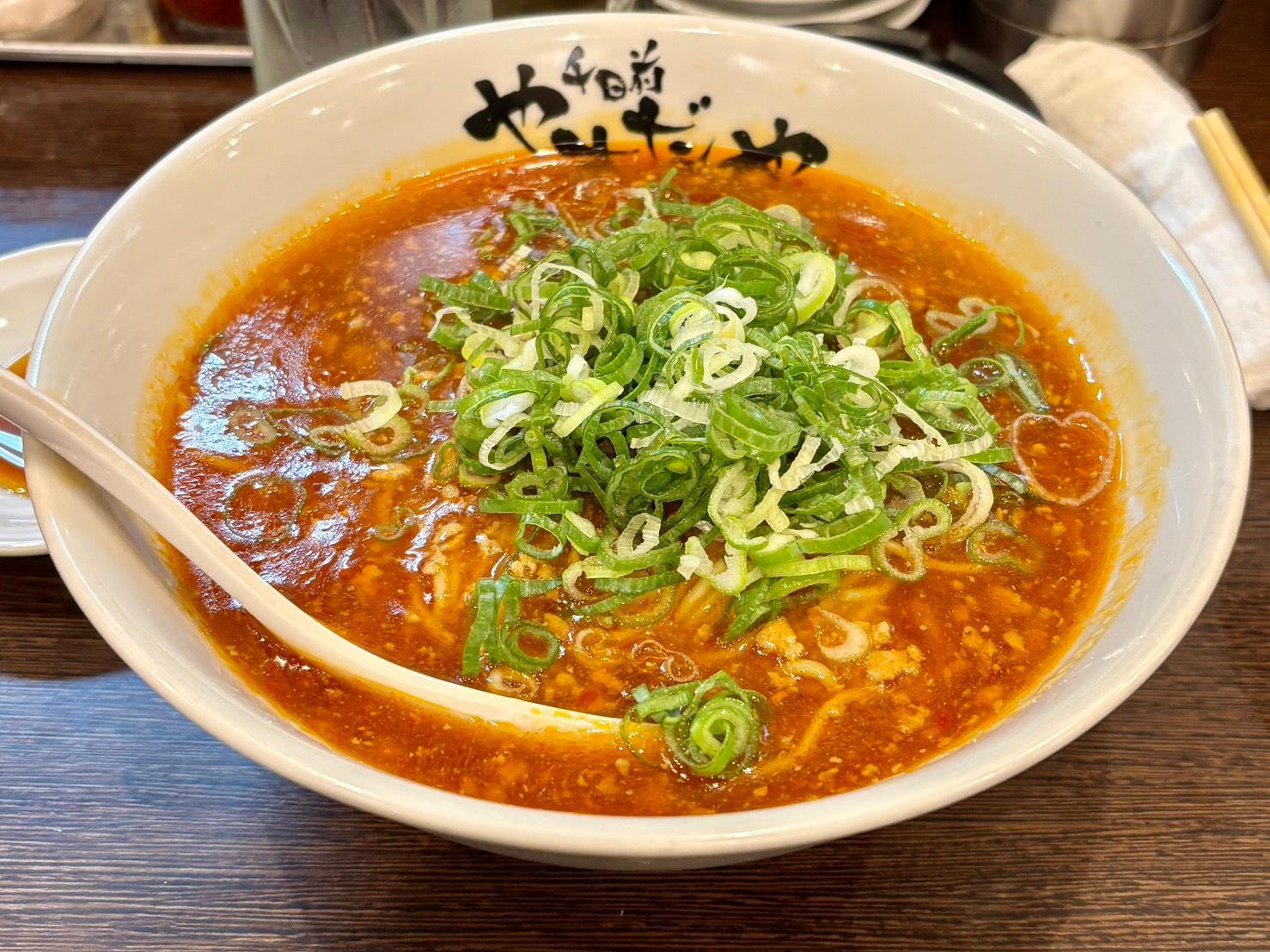 旨みのあるあんかけスープがもちもち麺に絡み、最後までやめられない一杯。
