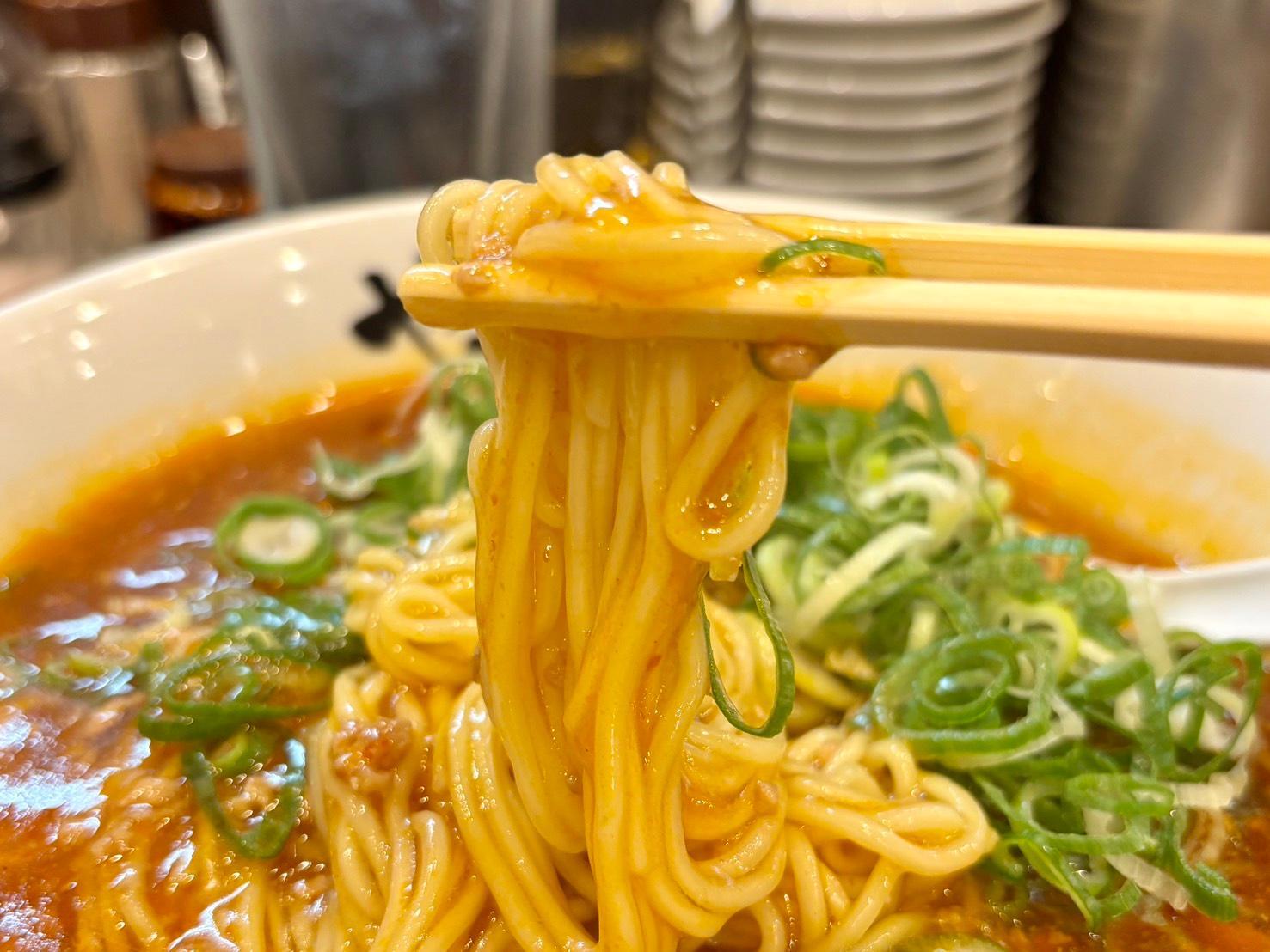 もちもち麺がスープをしっかりと抱き込み、満足感を引き立てる