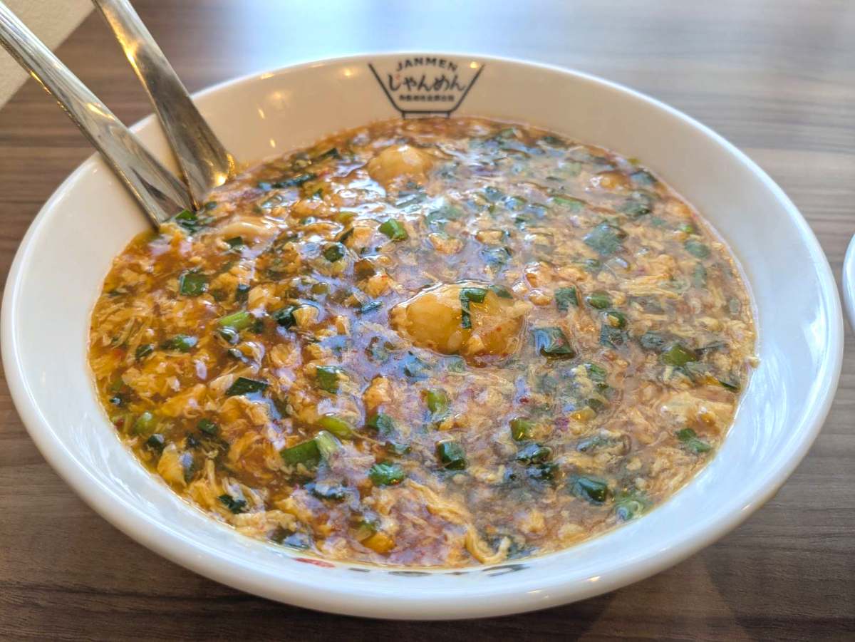 たっぷりのニラとホルモン入りでご飯に合う♪高知のご当地ラーメン『じゃんめん 尼崎店』オープン [画像]