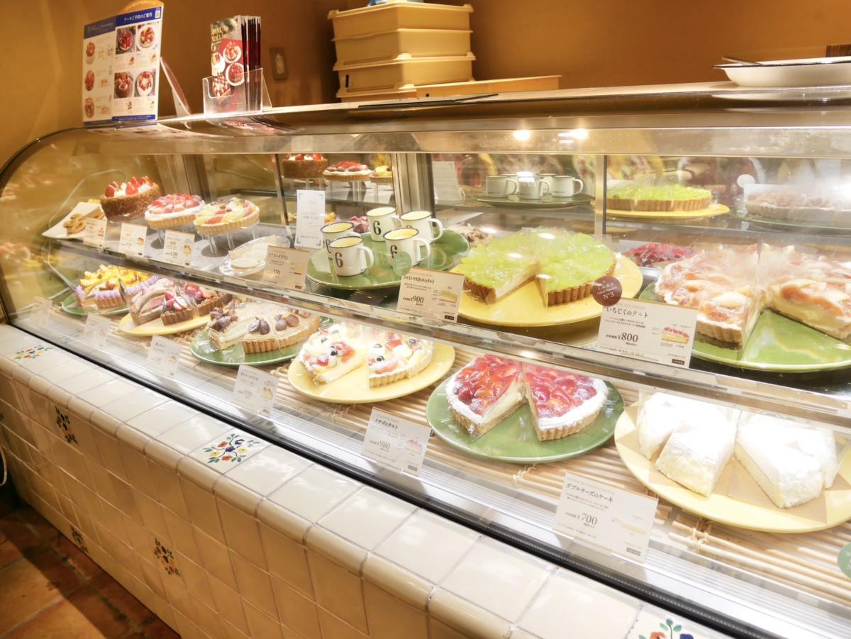 華やかなケーキが並ぶショーケース