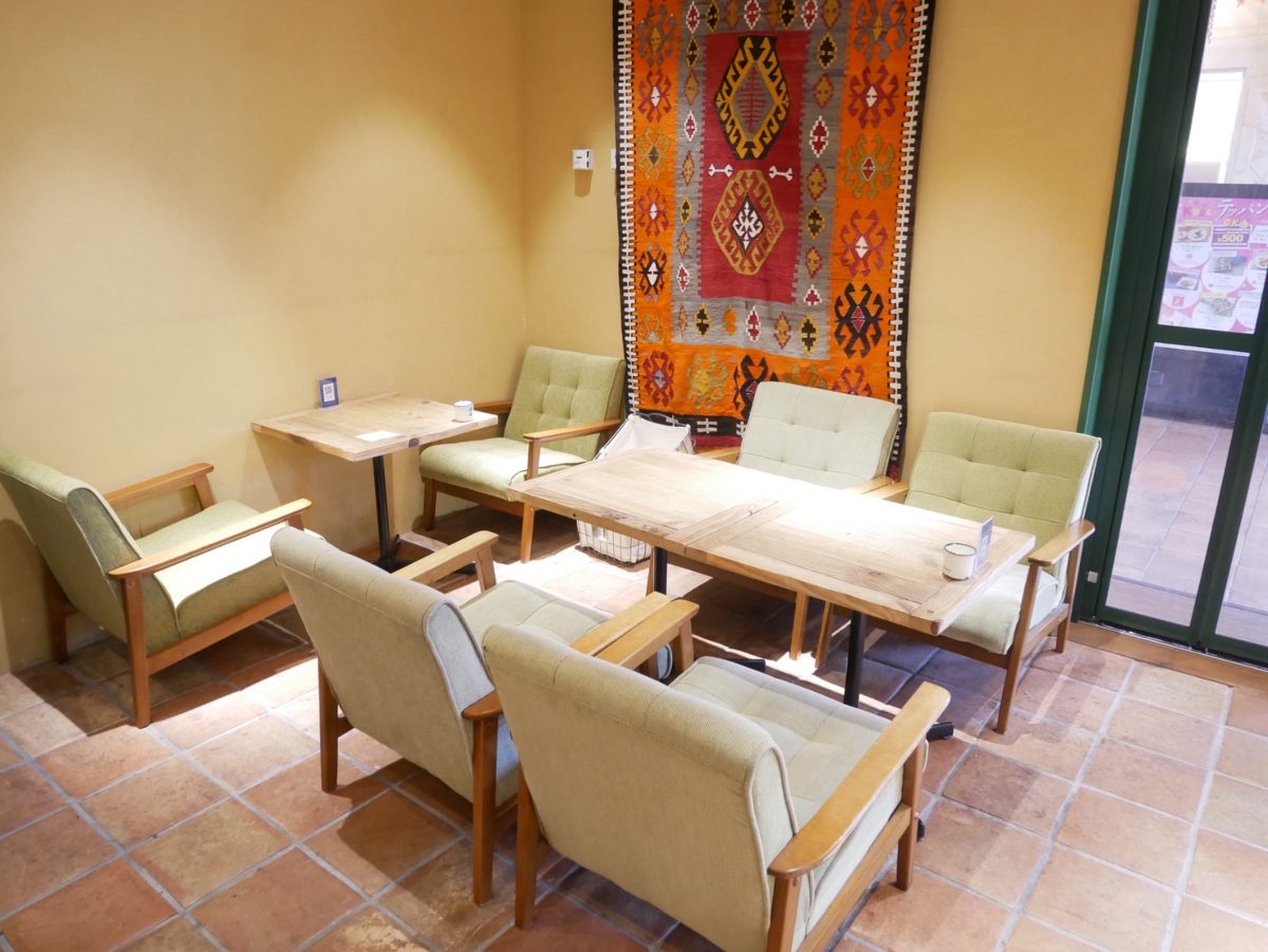 ゆっくり過ごせるソファー席