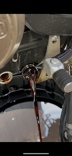 まずはドレーンボルトを開けて古いオイルを抜き取ります。うわあ、汚ったねぇ……もっとマメに交換しなければいけません