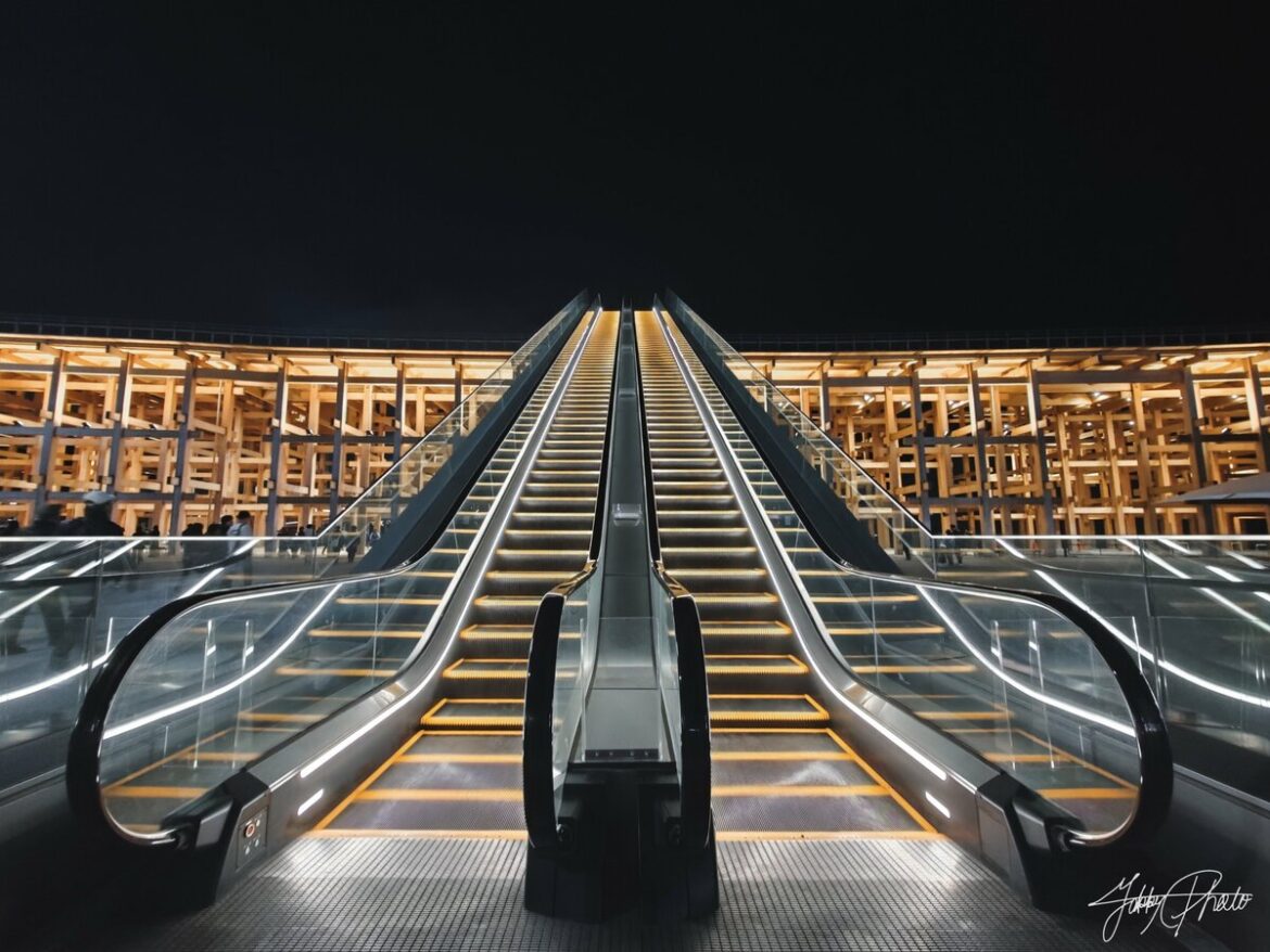開幕直後の大阪・関西万博の夜景に思わず目を疑う　「こんな時期あったのか」「4月に時を戻してほしい」 | LIMO | くらしとお金の経済メディア