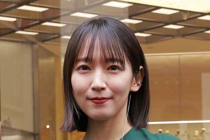 吉岡里帆 台湾での白ワンピ姿!オフショットでの美貌に「尊い」「心が満たされた」「顔が見えてないのに可愛い」