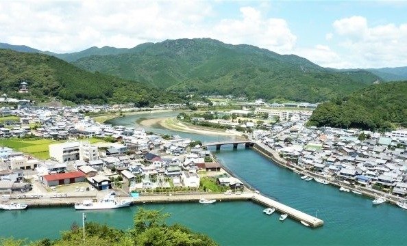 徳島県南部・美波町日和佐の街並み。アカウミガメの産卵地として知られる大浜海岸がある。