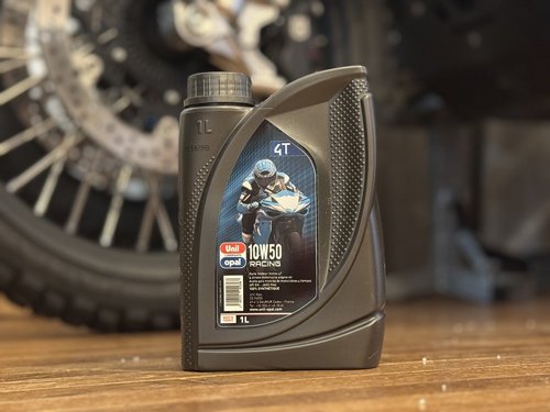 オイルはいつものユニルオパールを。日本ではあまりなじみのないブランドですが、フランス国内のアフターマーケットではシェアNo.1のオイルです