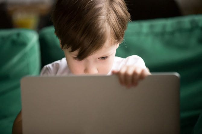 ラップトップでコンテンツ検閲を禁じられる男の子