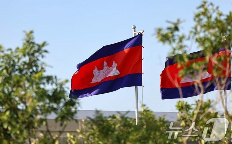 カンボジア・テチョ国際空港に掲げられた同国国旗(c)news1