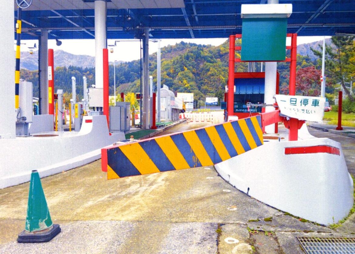 高速を逆走した埼玉の男また逆走か 湯沢町でパトカーに車を衝突、公務執行妨害の疑いで逮捕 - 新潟日報デジタルプラス