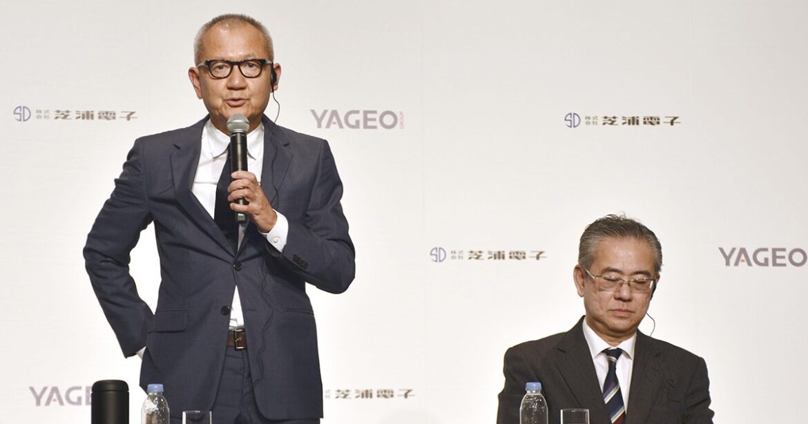 10月21日、記者会見するヤゲオのピエール・チェン会長（左）と芝浦電子の葛西晃社長
