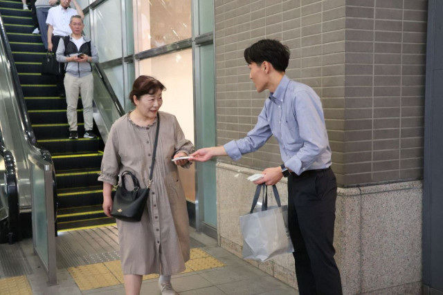 新聞の魅力ＰＲ　岡山駅で街頭活動 県支部公取協