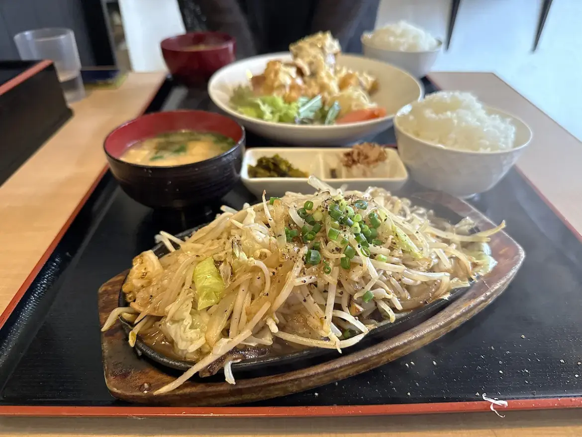 「三橋食堂」の超人気ホルモン定食とボリューム満点のチキン南蛮定食を食す(柳川市) | 福岡筑後のローカルメディア 筑後いこい 「三橋食堂」のホルモン定食(塩ダレ)