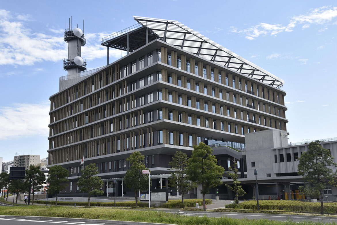 長崎県警が投稿した異例の“大開脚“職員募集が話題に!　「高校は帰宅部」の本人が明かす“攻めポーズ”の真相