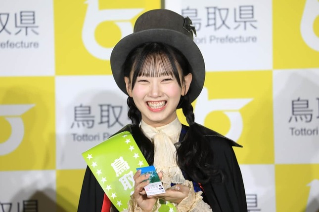 「とっとりふるさと大使」の名刺を手に笑顔を見せるAKB48の徳永羚海さん