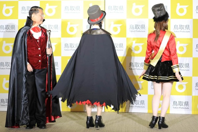 衣装を後ろから見ると…?
