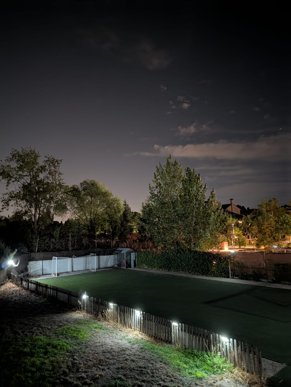 foto nocturna google pixel 10 pro imagen nocturna de un jardín realizada con un teléfono móvil google pixel 10 pro