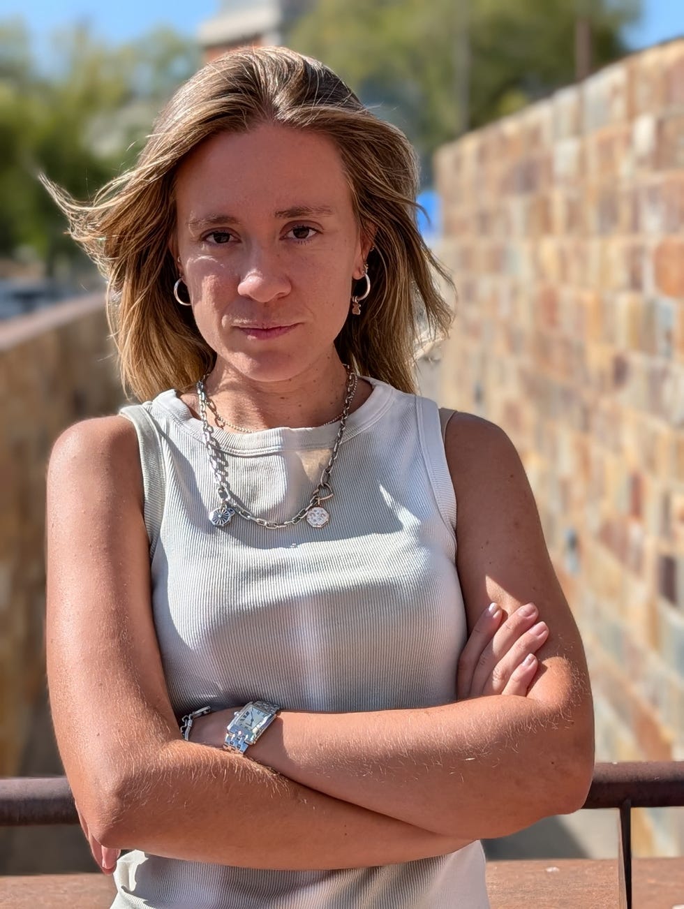 retrato google pixel 10 pro retrato de una mujer joven con chaqueta vaquera realizado con un teléfono móvil google pixel 10 pro