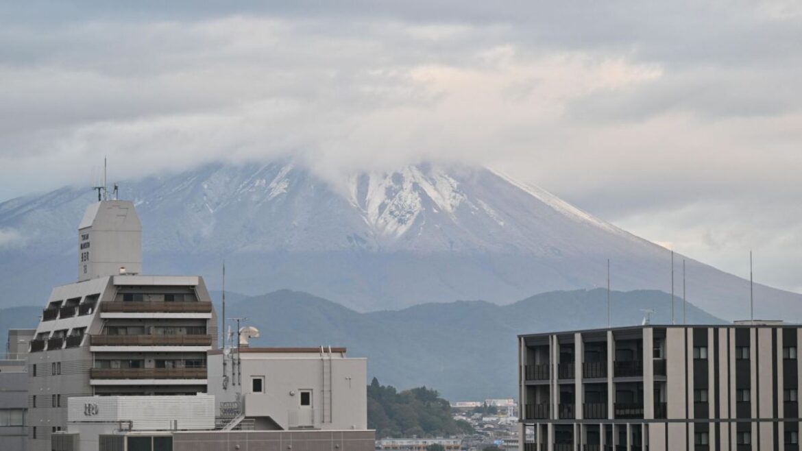 岩手山、初冠雪を観測 - 岩手日報