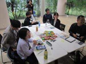 聞き入る参加者