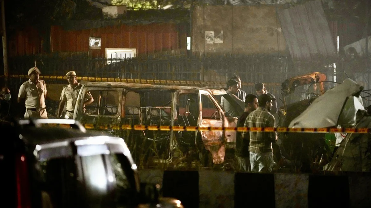 2025年11月10日。インドのデリー歴史的ランドマーク、レッド・フォート近隣で車両爆発が発生し、少なくとも10人が死亡。(写真/AP通信提供) 2025年11月10日。インドのデリー歴史的ランドマーク、レッド・フォート近隣で車両爆発が発生し、少なくとも10人が死亡。(写真/AP通信提供)