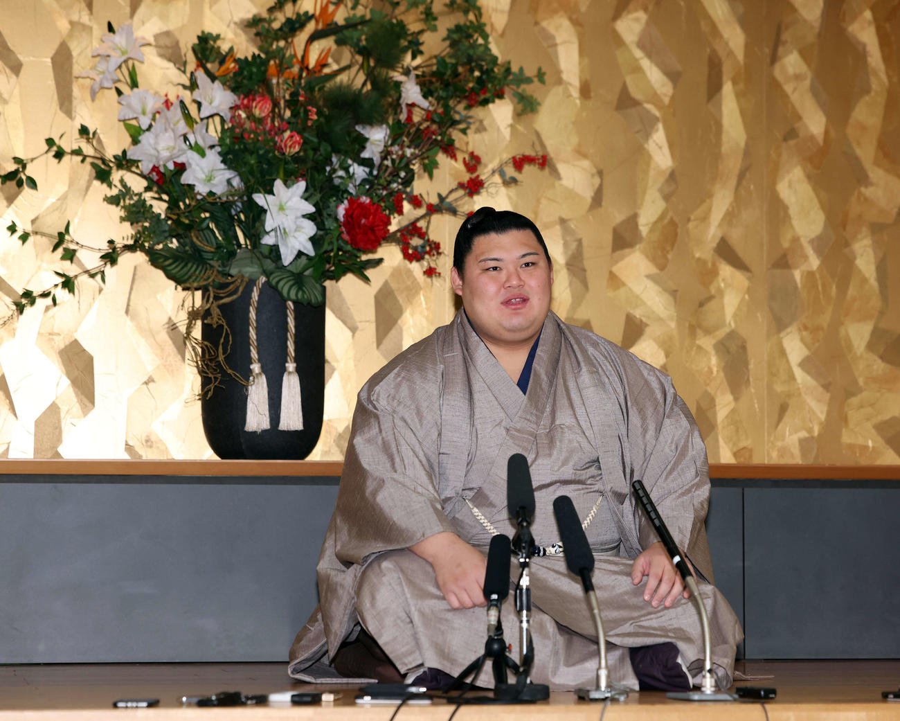 大相撲九州場所の番付発表で、抱負を語る横綱大の里（撮影・浅見桂子）