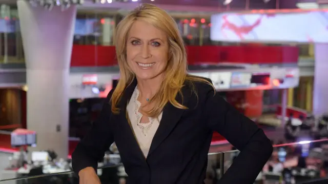 ターネスCEOがBBCニュース編集室を背に、笑顔で立っている