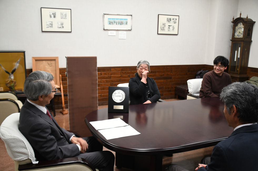 受賞報告の様子